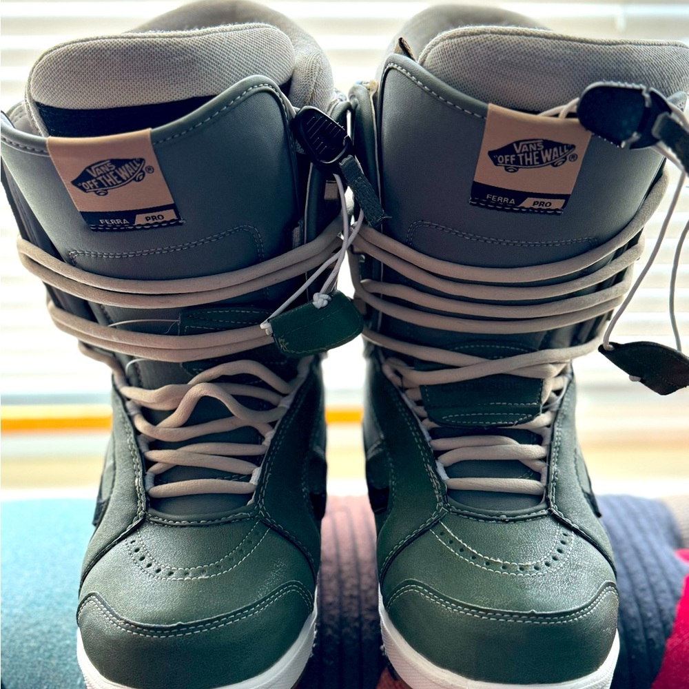 Vans Ferra Pro women’s snowboard boot mint condition size 7.5